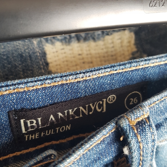 NEW! BLANK NYC roll up distressed jean short - Picture 8 of 9